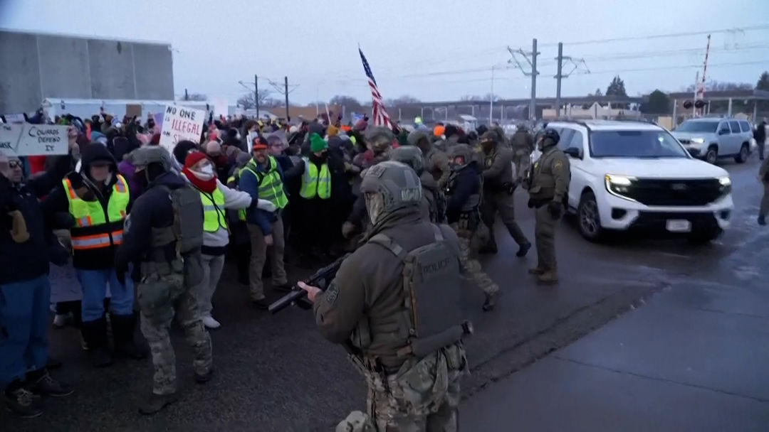 “¡ICE fuera!” multitudes protestan tras la muerte de una madre a manos de ICE en Minneapolis | ViX
