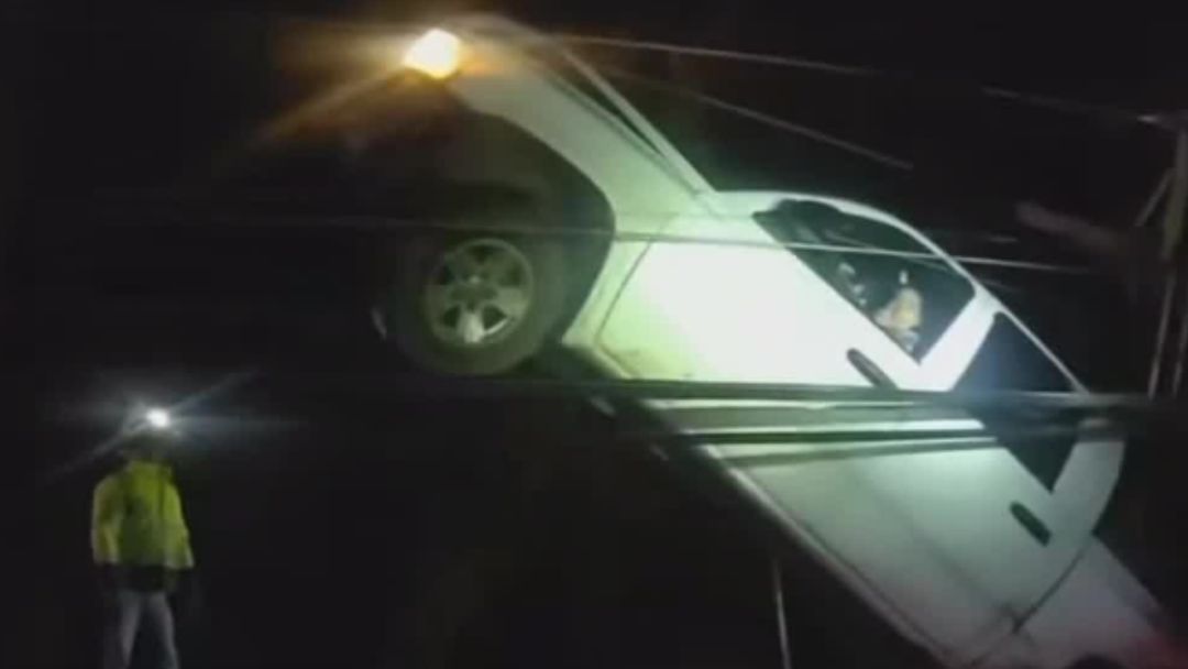 Camioneta queda enredada en un tendido eléctrico: la conductora fue rescatada tras horas de esfuerzo | ViX