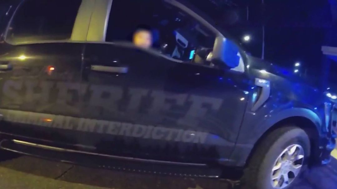 Mujer es arrestada por transportar ilegalmente a un niño hacia EEUU: resumen de las noticias del día | ViX