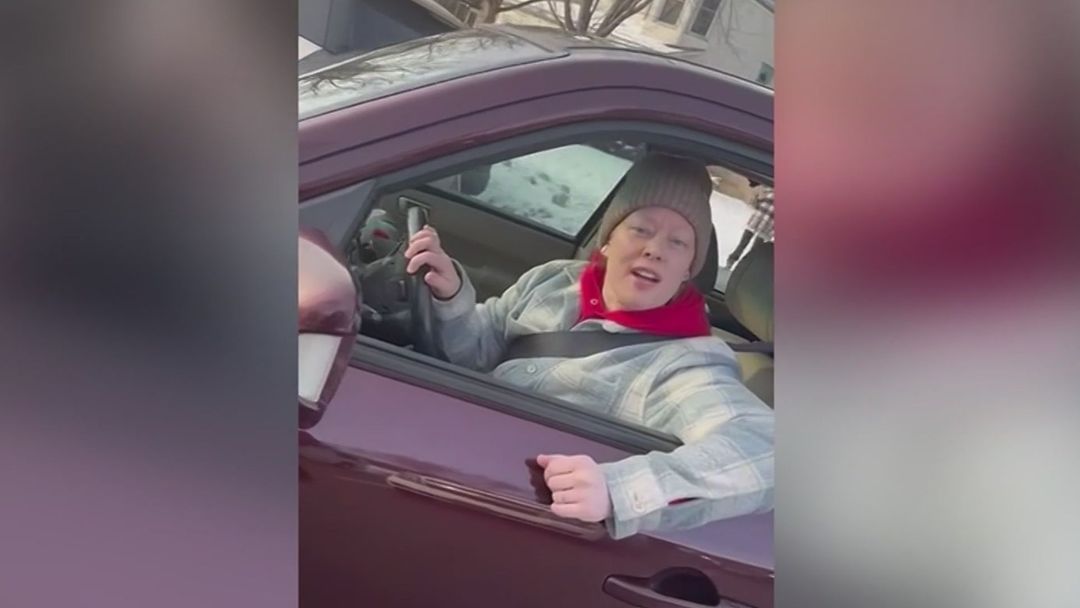 Nuevo video muestra los momentos previos a la muerte de una mujer baleada por ICE en Minneapolis | ViX