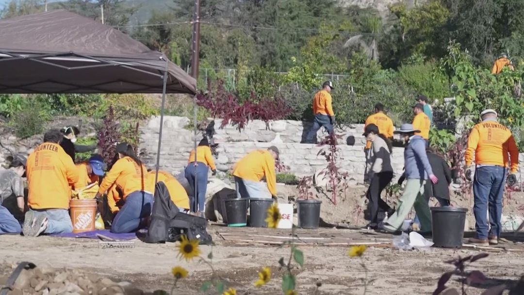 Jornaleros que ayudaron a labores de limpieza tras el incendio Eaton enfrentaron el asedio de ICE | ViX
