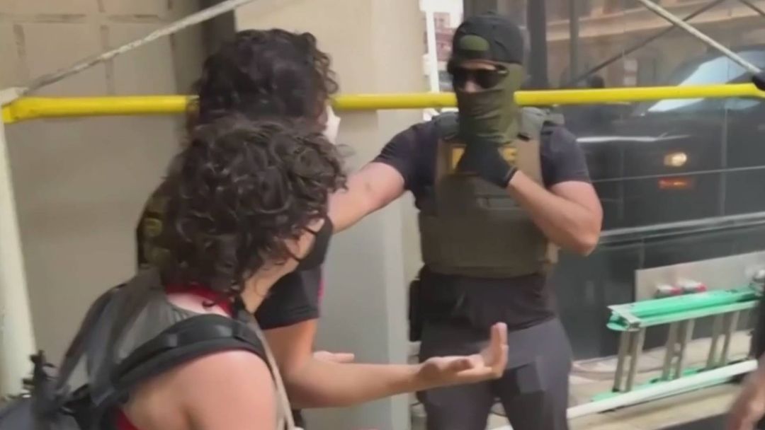 Página web en Chicago recopilará evidencia de posibles abusos de agentes migratorios | ViX