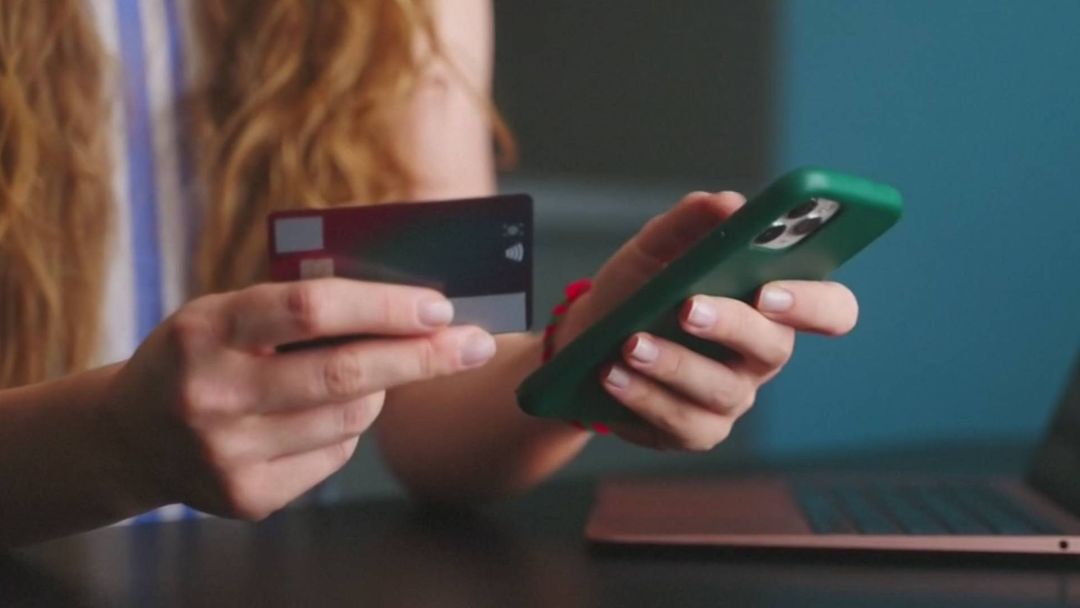 Trump pide a los bancos reducir por un año los intereses de las tarjetas de crédito al 10% | ViX