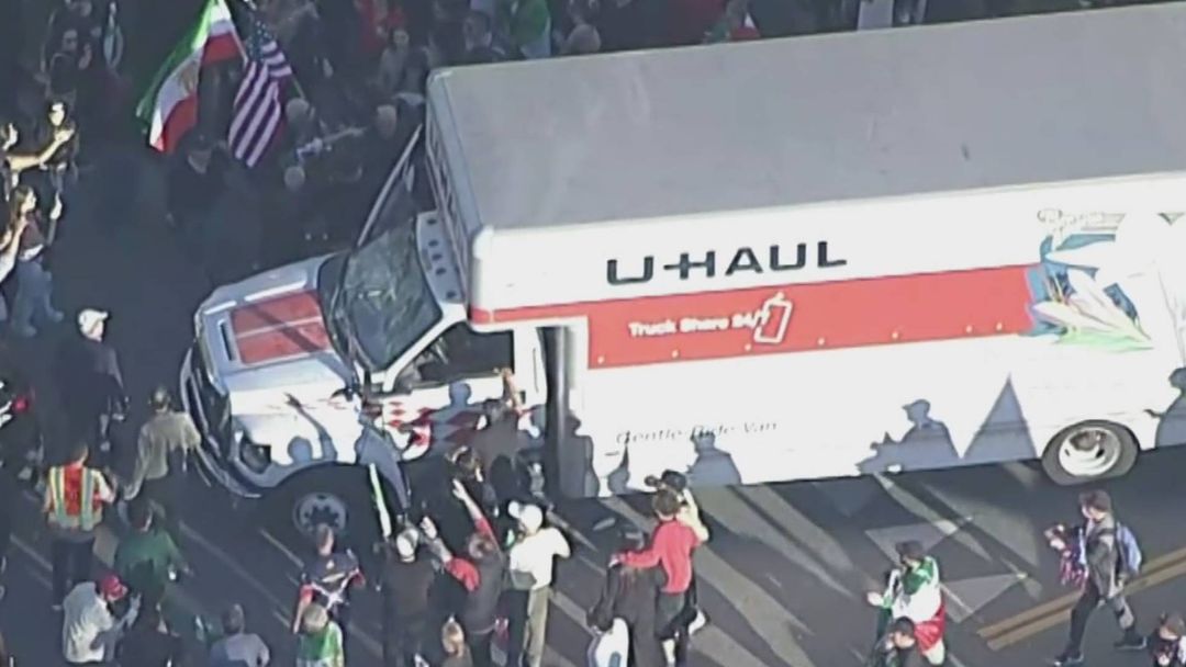 Camión embiste a multitud en Los Ángeles en protesta contra régimen iraní: reportan tres heridos | ViX