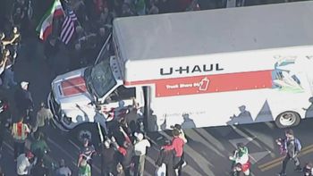 Camión embiste a multitud en Los Ángeles en protesta contra régimen iraní: reportan tres heridos