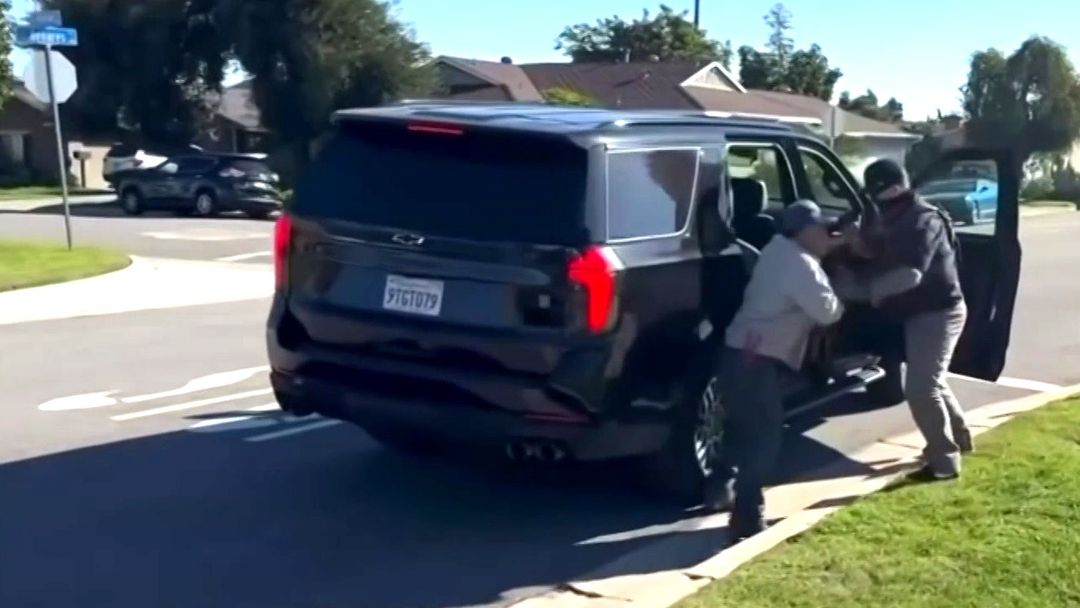 Vecinos impiden a ICE detención de dos inmigrantes legales en California | ViX