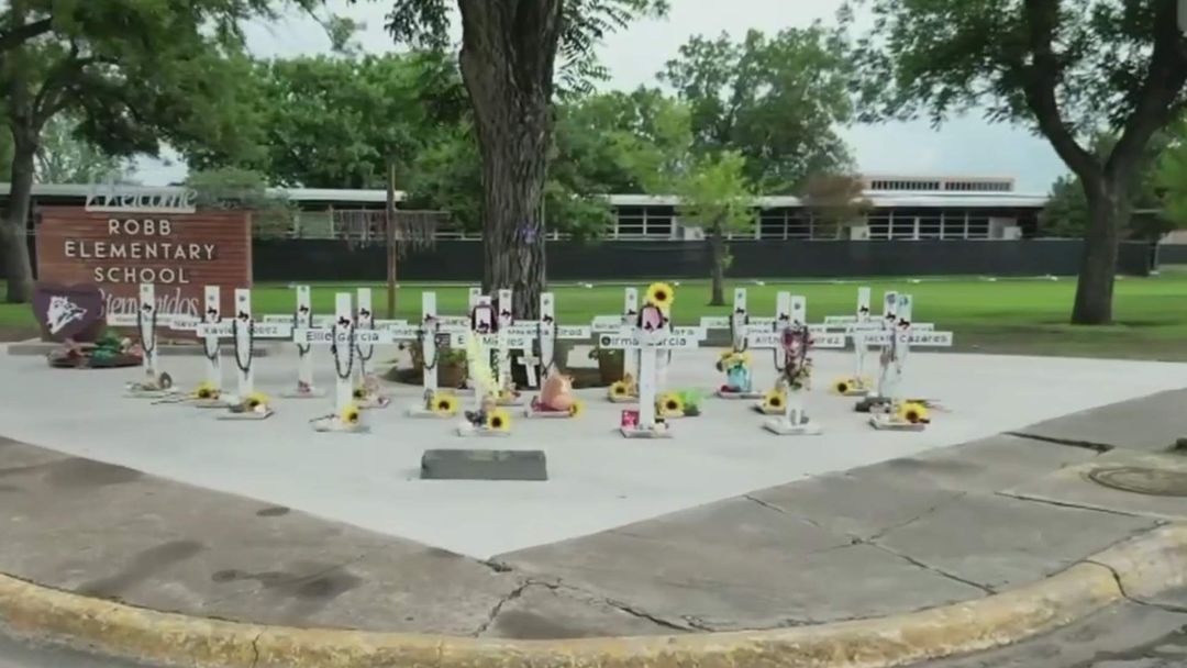 Continúa juicio contra expolicía que no actuó bien en ataque en escuela de Uvalde | ViX