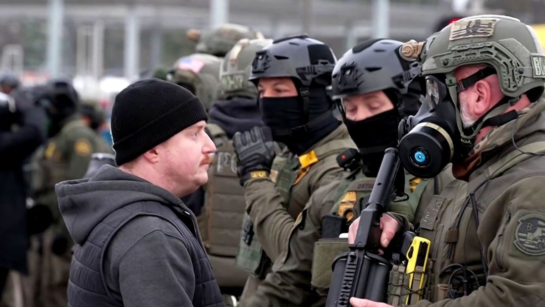 Agentes de ICE en Chicago operan vestidos como trabajadores de construcción | ViX