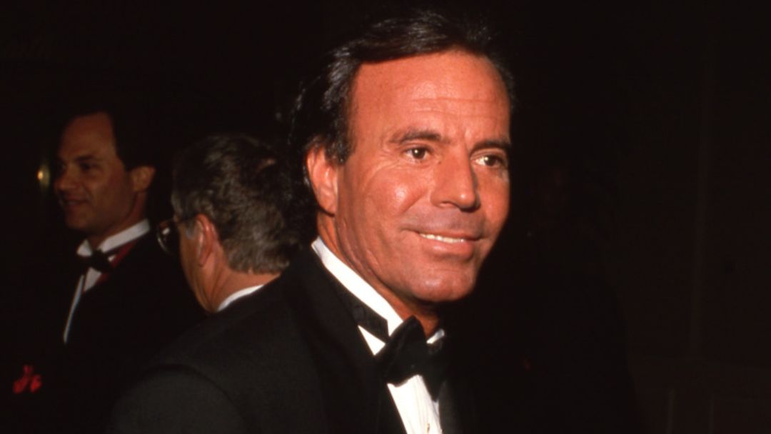 Julio Iglesias enfrenta acusaciones de agresiones sexuales; estos son los testimonios | ViX