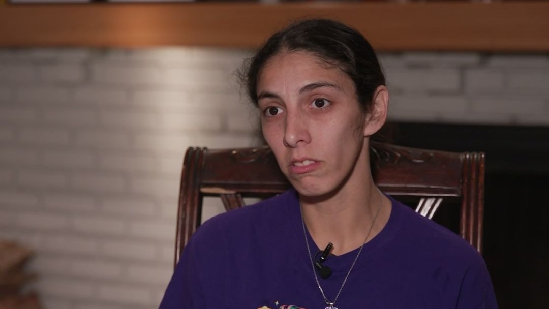 Madre con parálisis quedó sola tras arresto de su esposo migrante en Downey, California | ViX