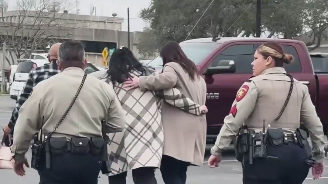 Juicio Adrián González: Hermana de víctima en escuela de Uvalde, irrumpe en juicio | ViX