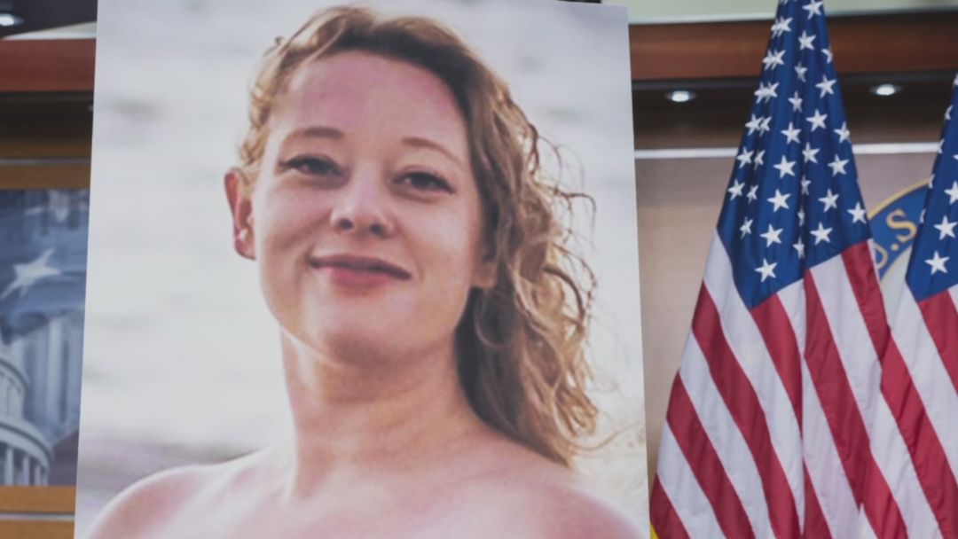 Realizan vigilia por la muerte de Renee Good por agentes de ICE en Minneapolis | ViX