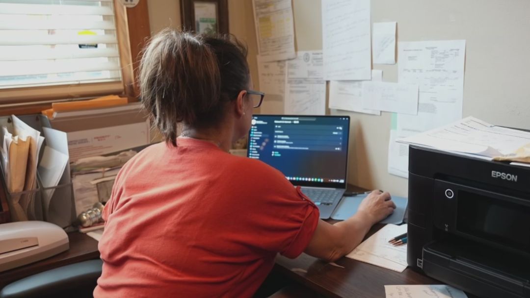 VIDEO: Policía interroga a mujer que le comentó en facebook al alcalde electo de Miami | ViX