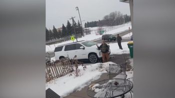 Video: Repartidora se esconde de ICE en casa de cliente en Minneapolis
