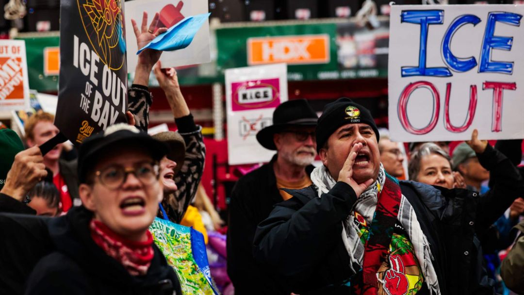 Protestan en Home Depot por redadas de ICE en estacionamientos de estos establecimientos | ViX