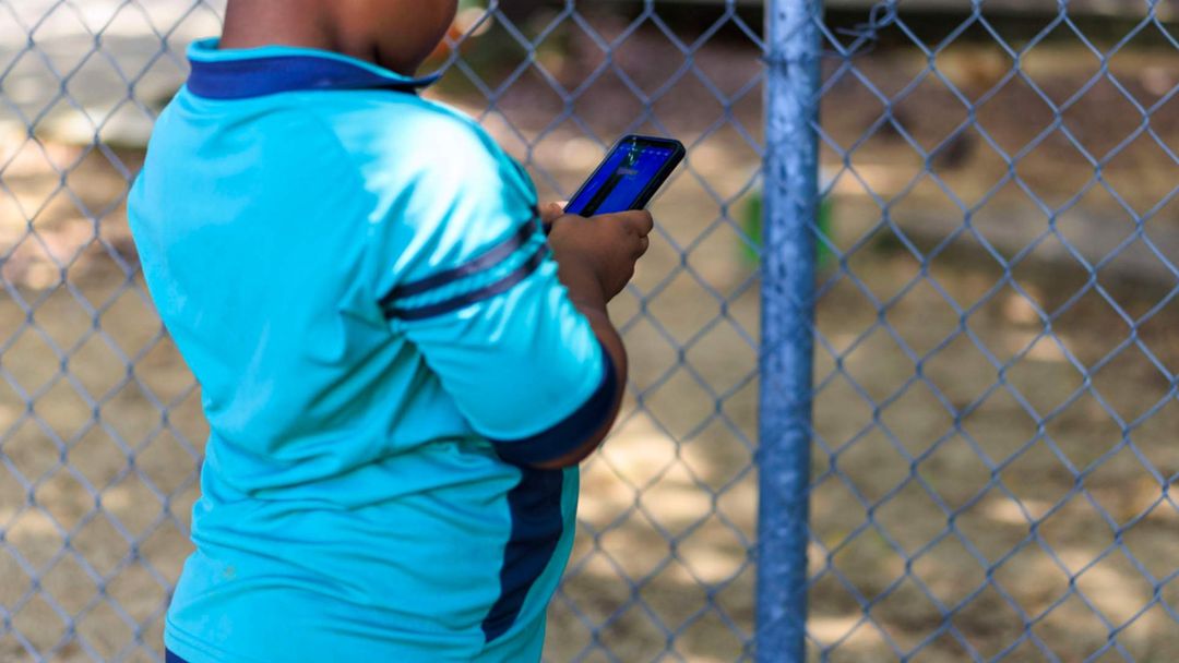 Crece preocupación por exposición de niños en las pantallas de dispositivos móviles | ViX