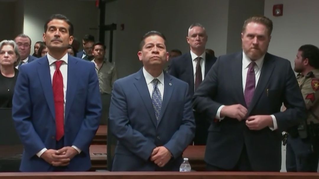 Jurado absolvió de 29 cargos a ex policía escolar de Uvalde, tras un largo juicio | ViX