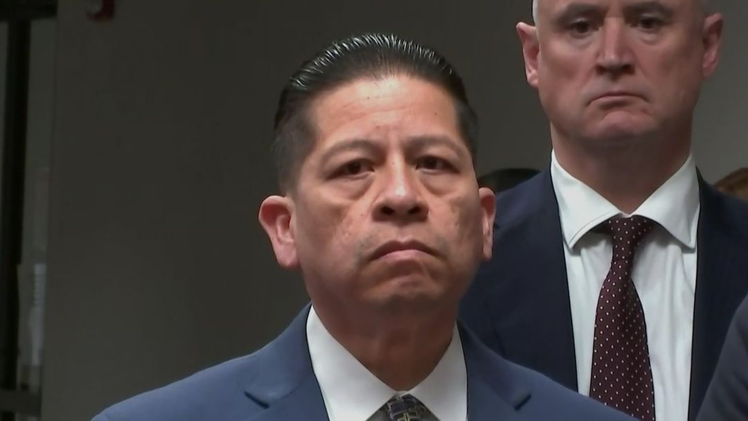 Jurado declaró no culpable a Adrián González por 29 cargos tras tiroteo escolar en Uvalde | ViX