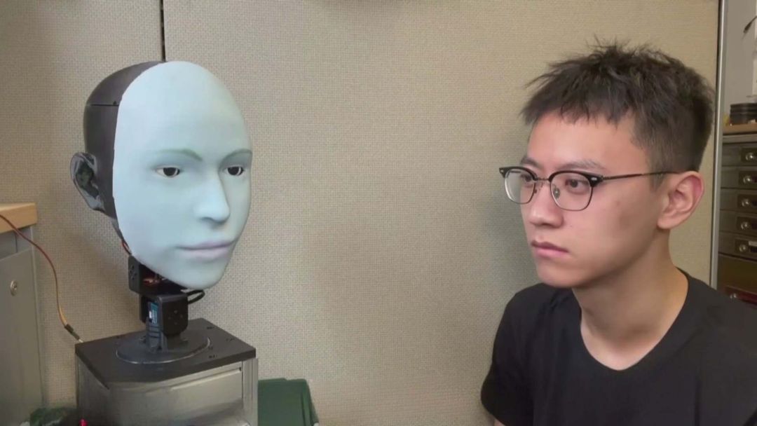 EMO, un robot humanoide creado por la Universidad de Columbia es capaz de aprender del habla | ViX