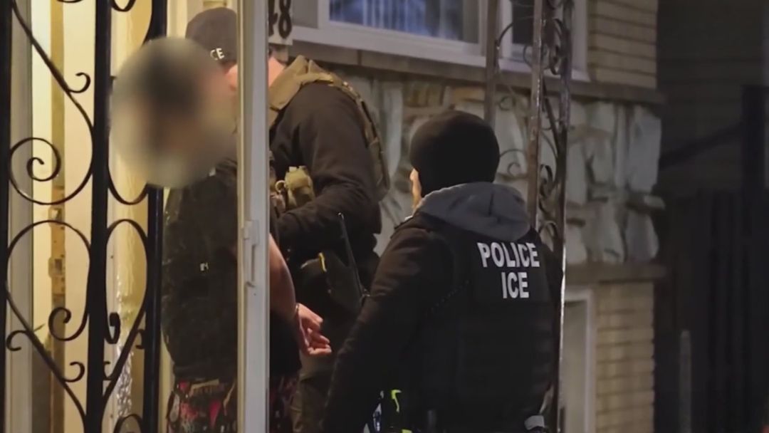 Autorizar a agentes de ICE la entrada en hogares, ¿viola la Cuarta Enmienda? | ViX