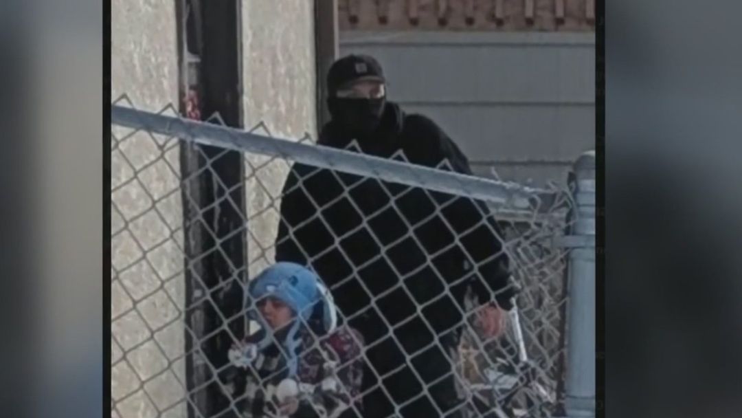 Agentes de ICE arrestan a menores, incluso niños en Minneapolis | ViX