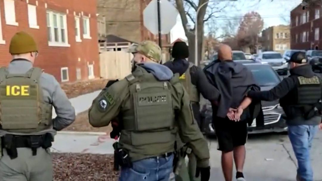 Análisis sobre autorizar a agentes de ICE a entrar a hogares sin una orden judicial | ViX