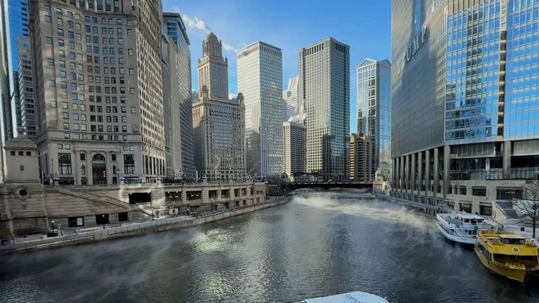 Cancelan clases y reducen rutas de trenes en Chicago por tormenta invernal | ViX