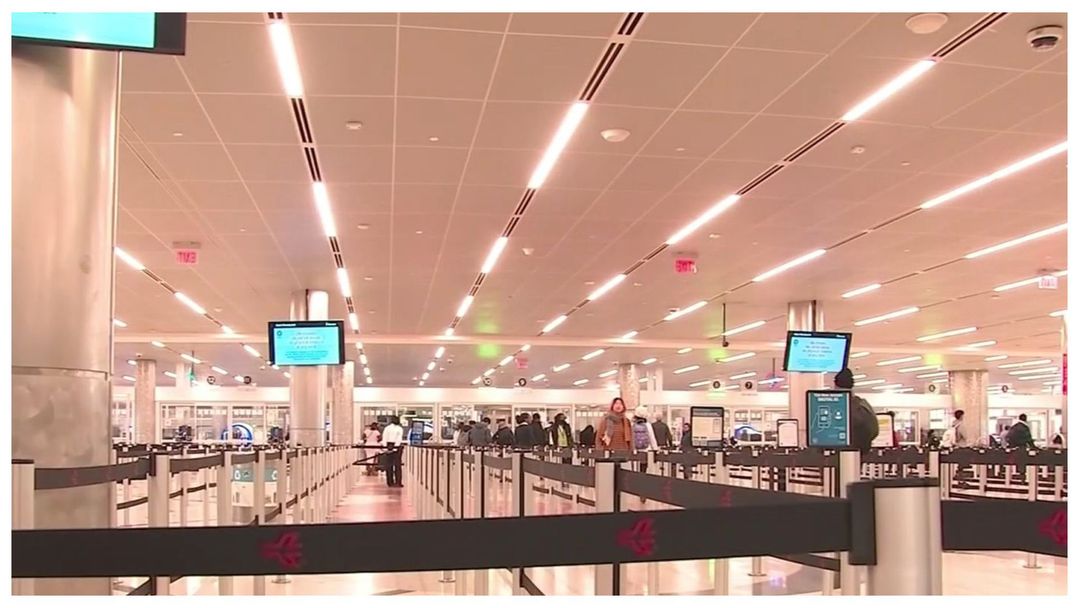 Van 12 mil vuelos cancelados por tormenta invernal en EEUU | ViX