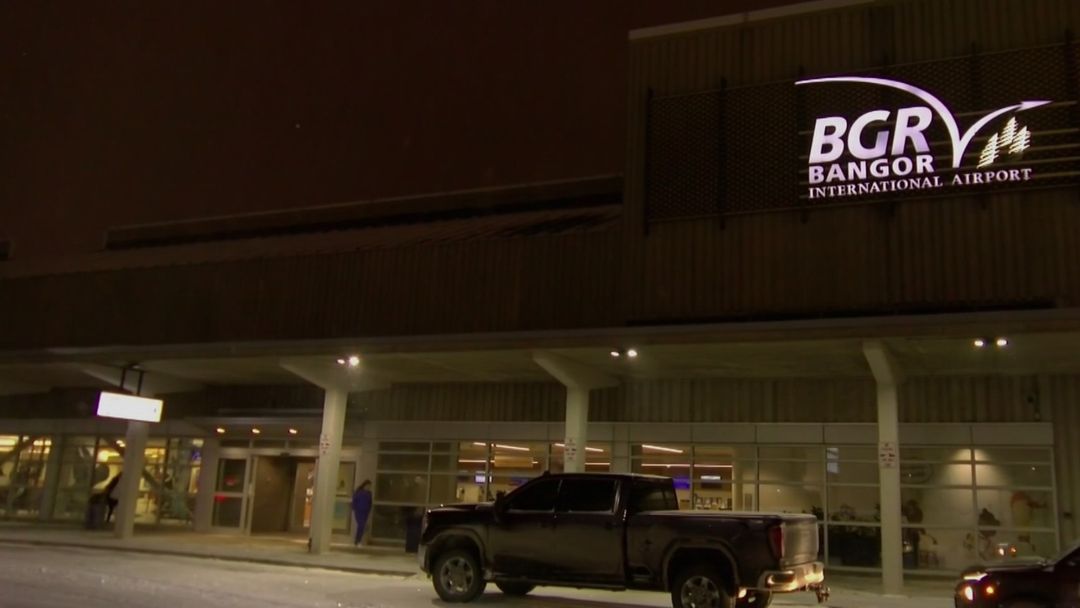 Avión privado se estrella en aeropuerto de Bangor, Maine, con 8 personas a bordo | ViX