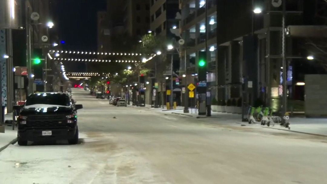 Texas en emergencia: Alerta por frío extremo, apagones y cierre de escuelas en Dallas | ViX