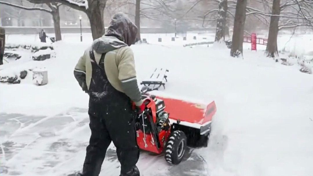 Nueva York paralizada por la nieve: 6 muertos, clases remotas y récords de acumulación de nieve | ViX