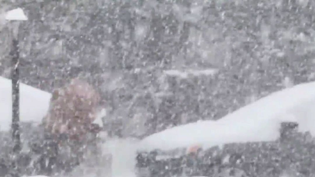 Así se ven las intensas nevadas en Chicago, Illinois; sigue la limpieza en calles por efectos de la tormenta invernal | ViX