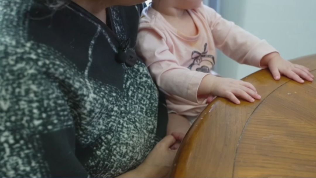 Familia de hispanos en Minneapolis prefieren quedarse en casa para no ser arrestados por ICE | ViX