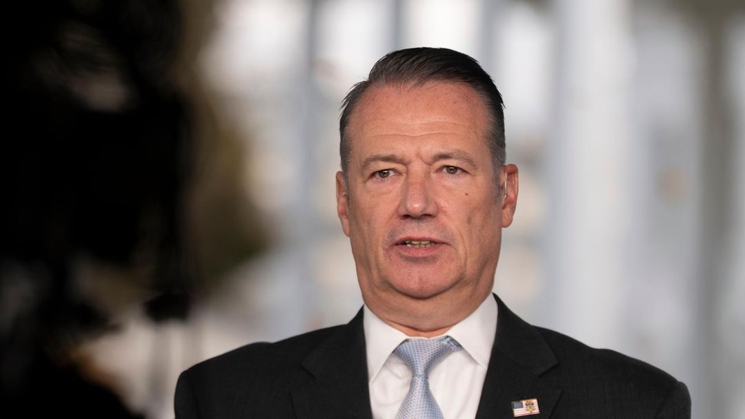 Juez cita a director de ICE por violar el debido proceso y negar fianzas a inmigrantes | ViX