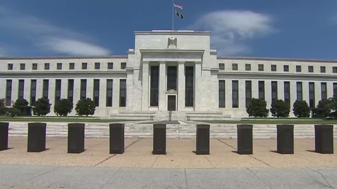 La Reserva Federal desafía a Trump y mantiene tasas; el oro rompe récord histórico | ViX