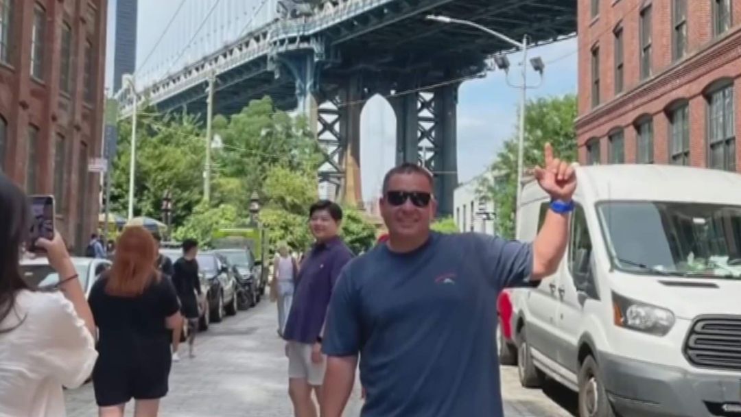 De héroe a la cárcel: Chileno que salvó a una policía enfrenta deportación por una multa de bote | ViX