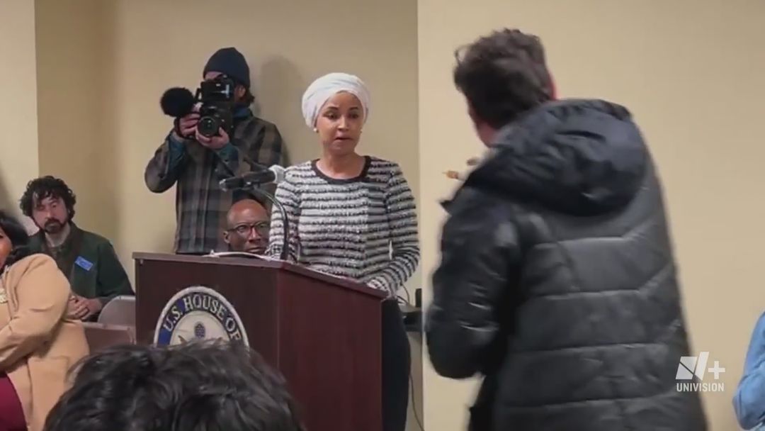 Atacan a la congresista Ilhan Omar con una sustancia desconocida durante conferencia en Minneapolis | ViX