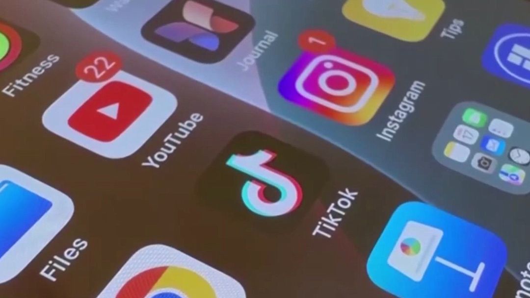 TikTok logra acuerdo extrajudicial en demanda por adicción al contenido de redes sociales | ViX