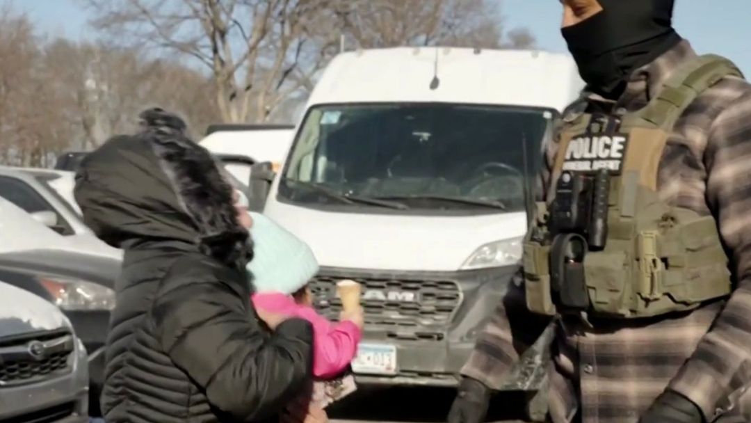 “Nos ven como delincuentes”: mujer con bebé en brazos suplica que la lleven con su esposo detenido por ICE | ViX