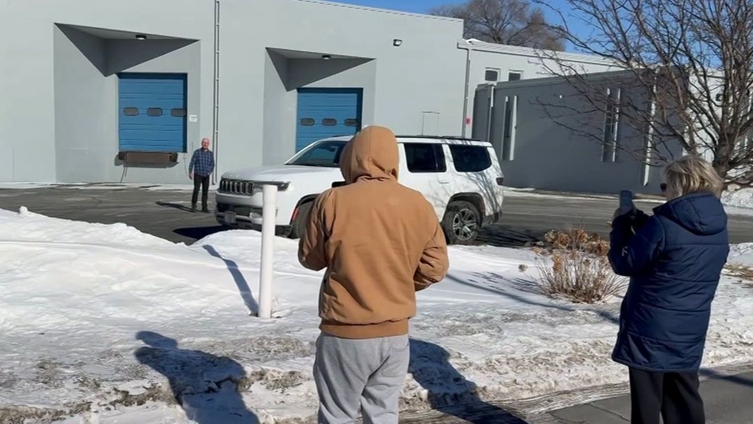 Observadores comunitarios: personas advierten sobre presencia de ICE a pesar de amenazas de arrestos | ViX