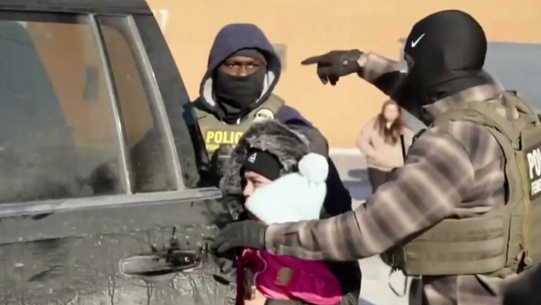 Video viral: Testimonio de Madre que suplica ser arrestada en detención de su esposo en Minneapolis | ViX