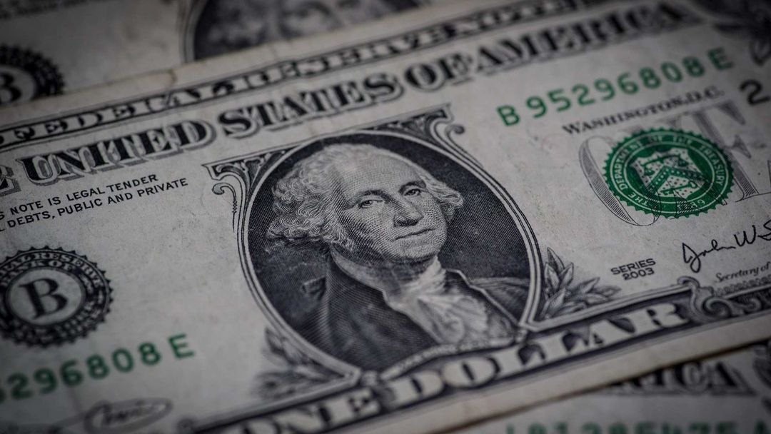 El dólar cae a su nivel más bajo en 4 años: ¿Cómo afecta esto a los precios del supermercado? | ViX