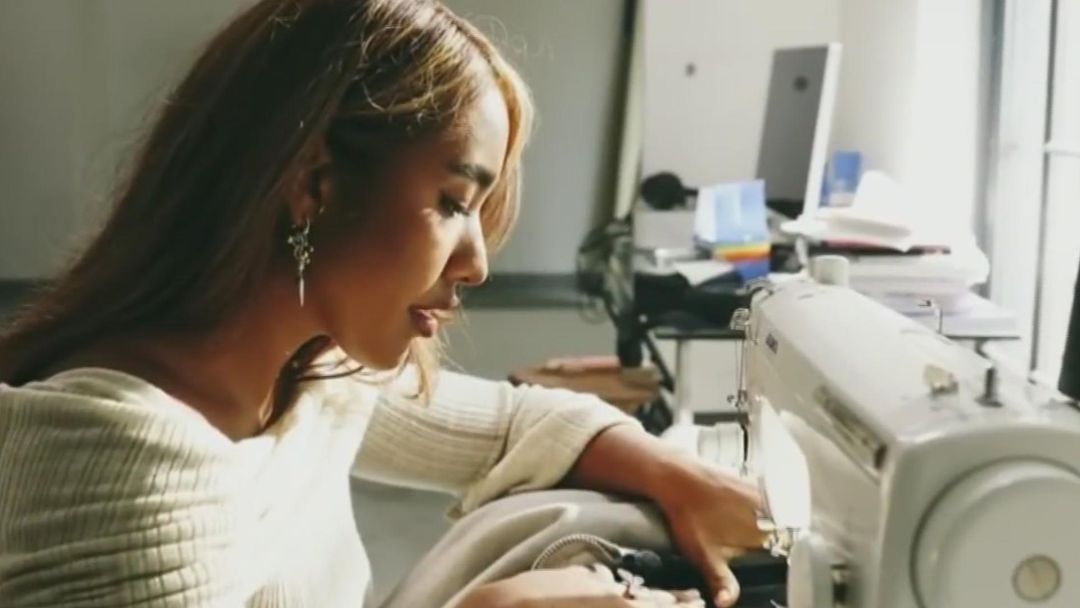 De comida rápida a las pasarelas: Tamy, la diseñadora de Cali que conquista con moda reciclada | ViX