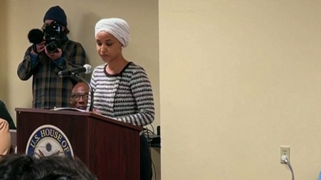 Ilhan Omar culpa a la retórica de Trump por ataque en su contra y rechaza acusaciones de montaje | ViX