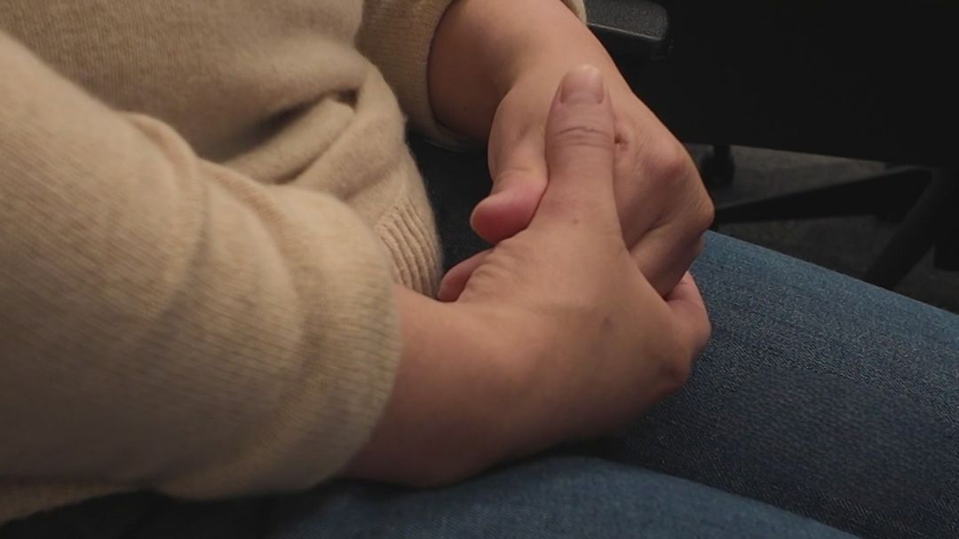 Madre hondureña denuncia haber estado 18 días incomunicada luego de ser detenida con sus hijos por ICE | ViX