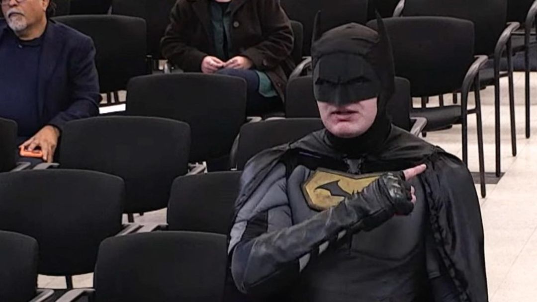 "Batman" irrumpe en concejo de Santa Clara para exigir frenar el apoyo a operativos de ICE | ViX