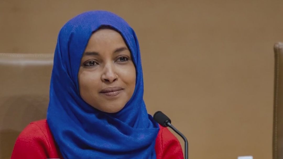 Acusan a hombre de Wichita por amenazas de muerte contra la congresista Ilhan Omar | ViX