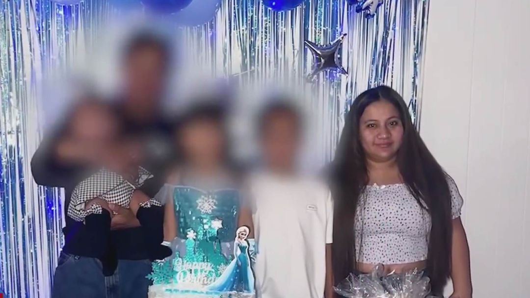 Madre de tres hijos detenida por ICE en parada de autobús escolar | ViX