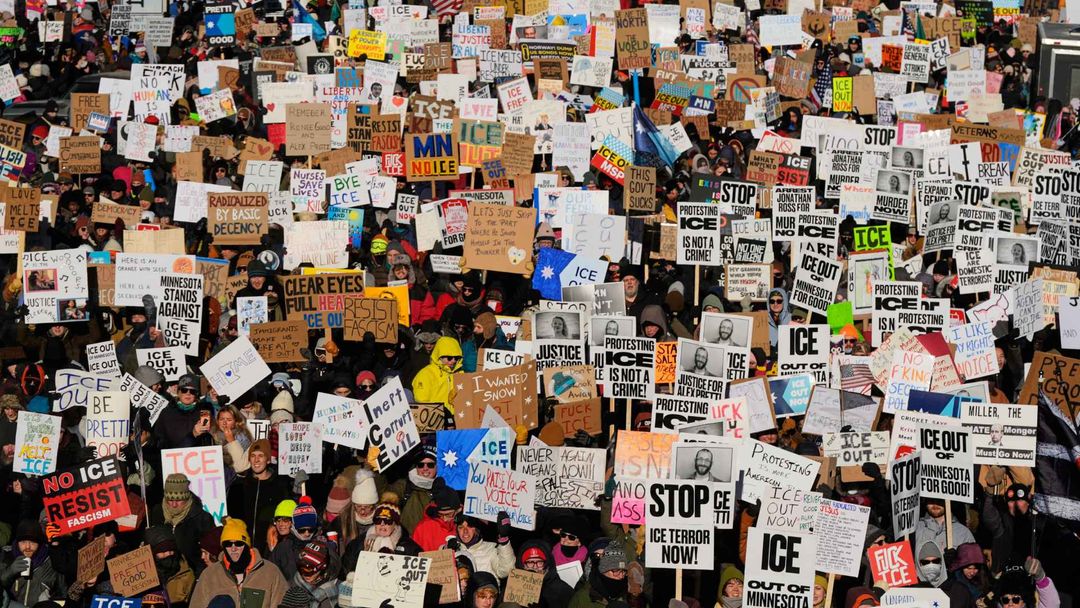 Miles de personas protestan en Minneapolis contra operativos de ICE | ViX