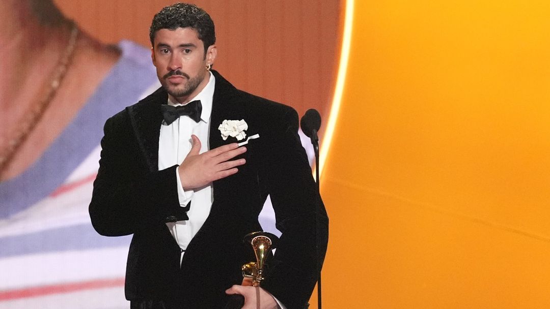 Bad Bunny critica a ICE en los Grammy y gana Álbum del Año con “Debí tirar más fotos” | ViX